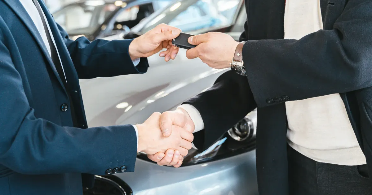 Remise de clés de voiture lors d'une location pas chère à Casablanca